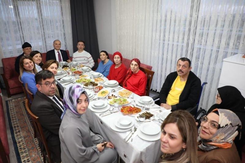 Başkan Özlü, o özel anne ve çocuklarıyla iftar sofrasında buluştu