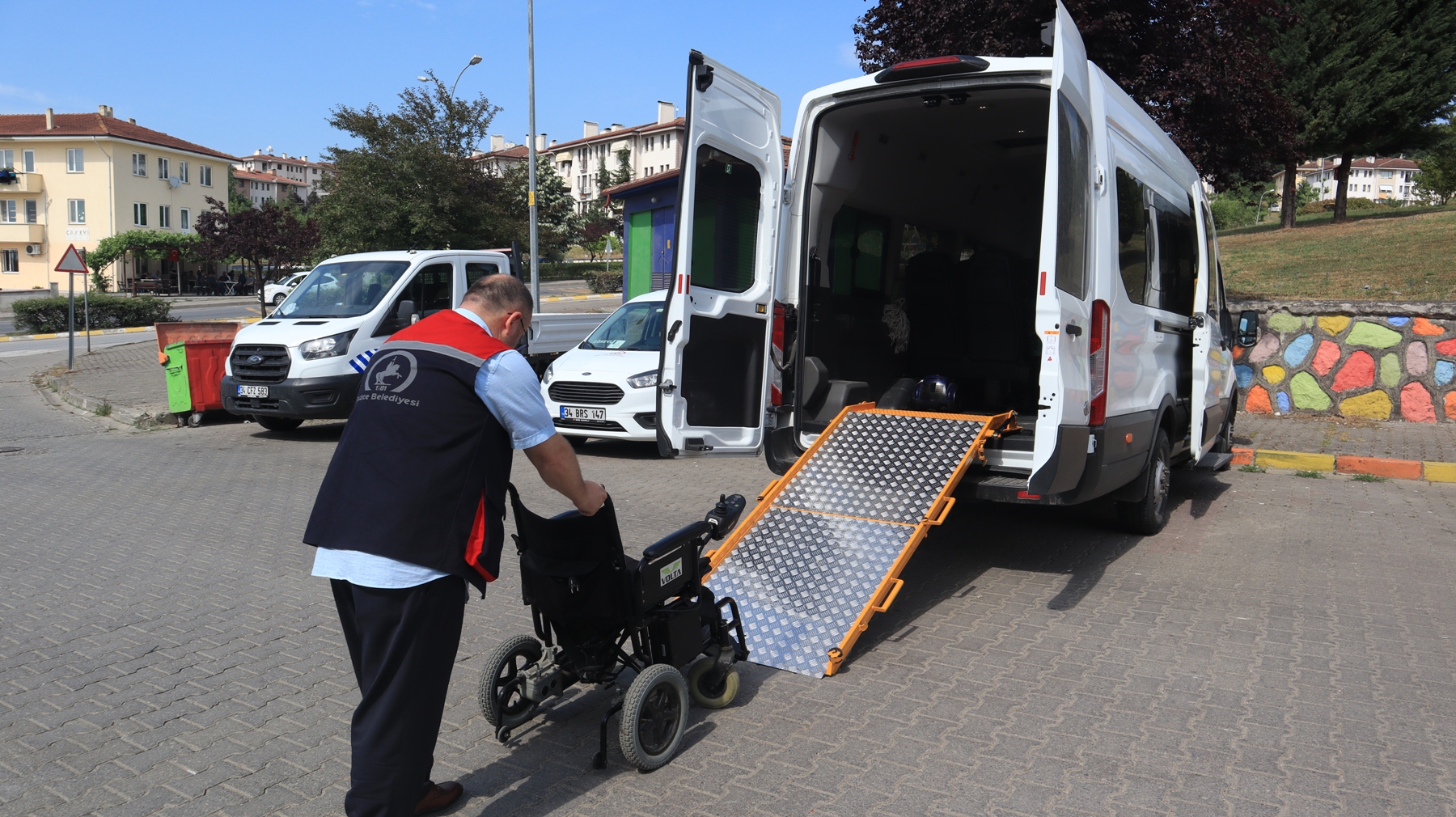 Düzce Belediye engelli öğrencileri sınava taşıyacak