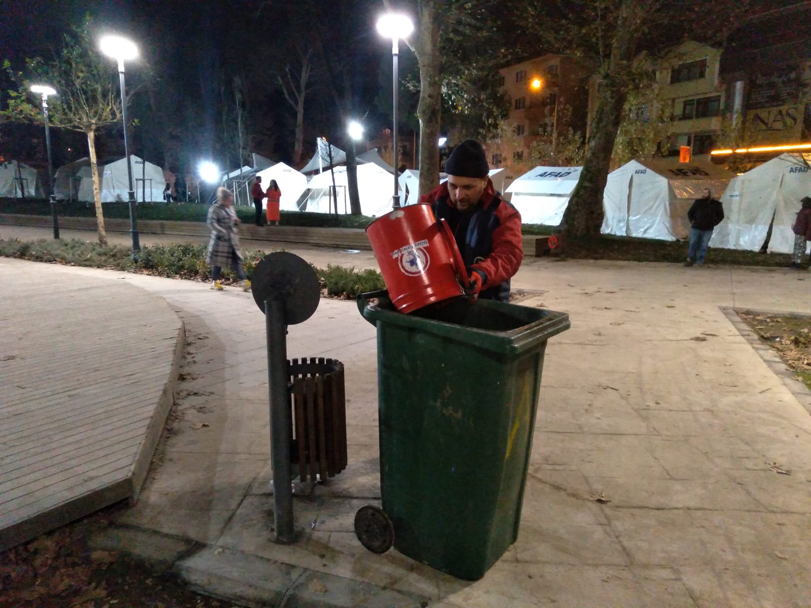 Depremin ilk saatlerden beri sahadalar