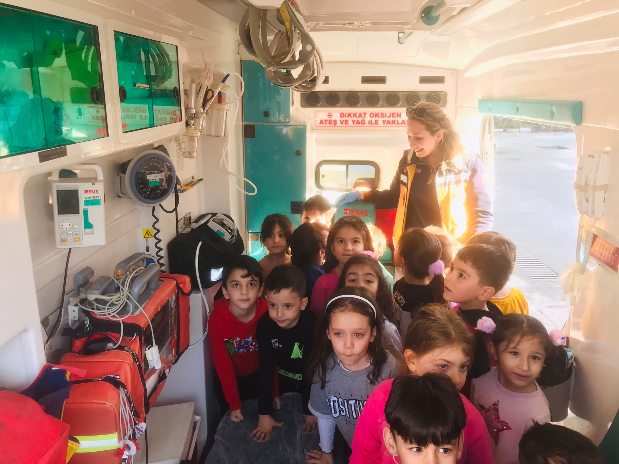 Minik öğrenciler ambulansı tanıdı