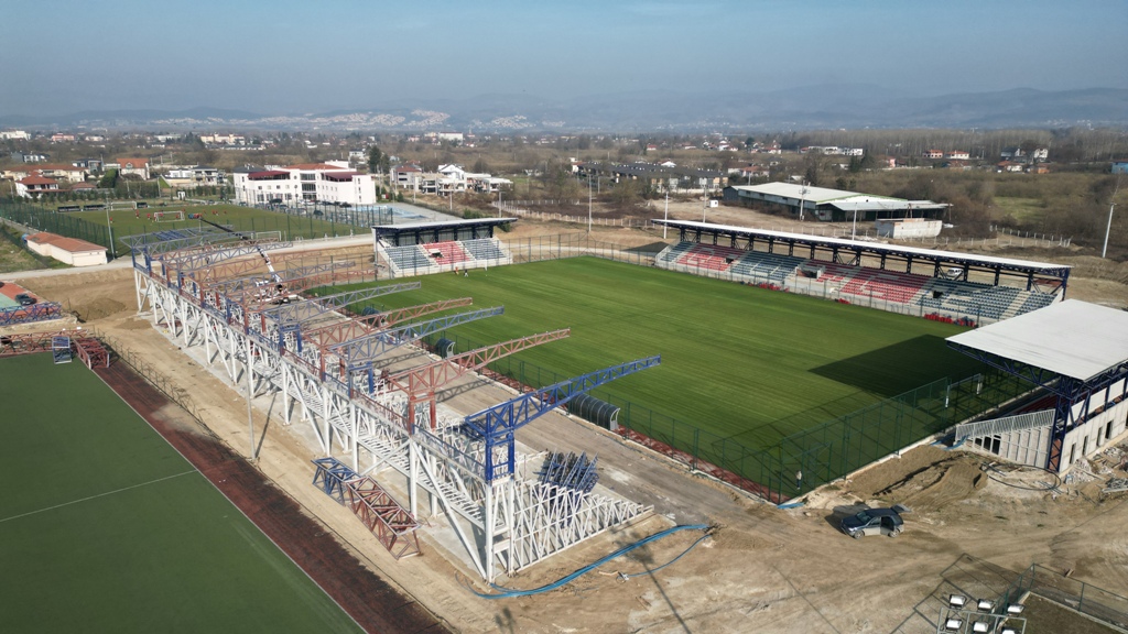 Maraton tribünün çatı makasları tamamlandı