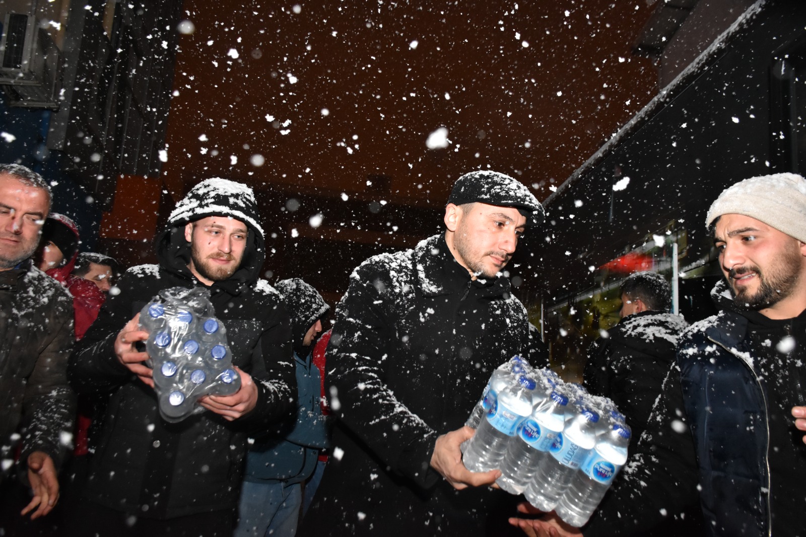 50 kişilik ekip yaraları sarmak için deprem bölgesine gitti