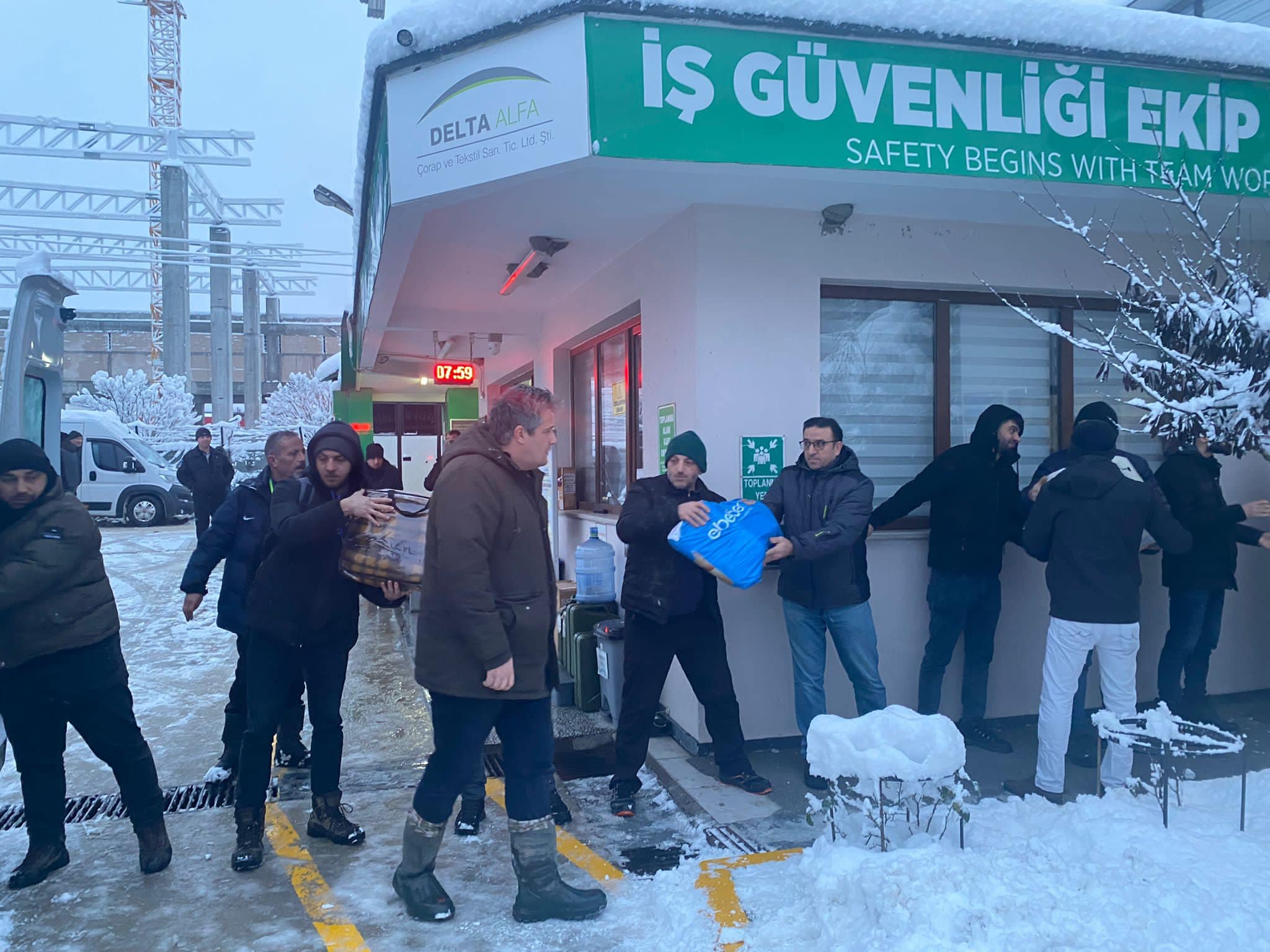 Depremzedeler için işçiler tek yürek oldu