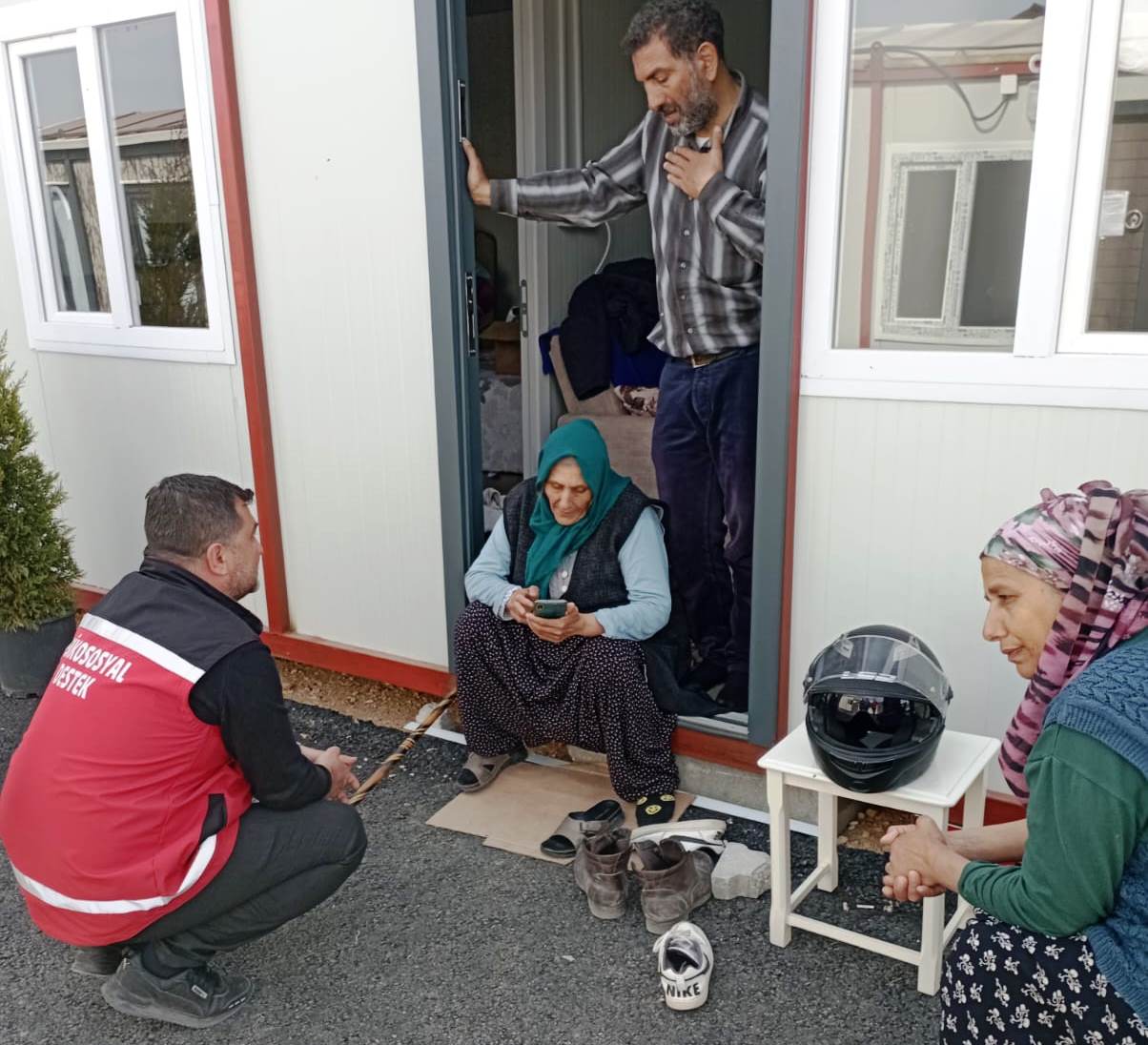 Kırmızı yelekliler depremzedelerin yanında