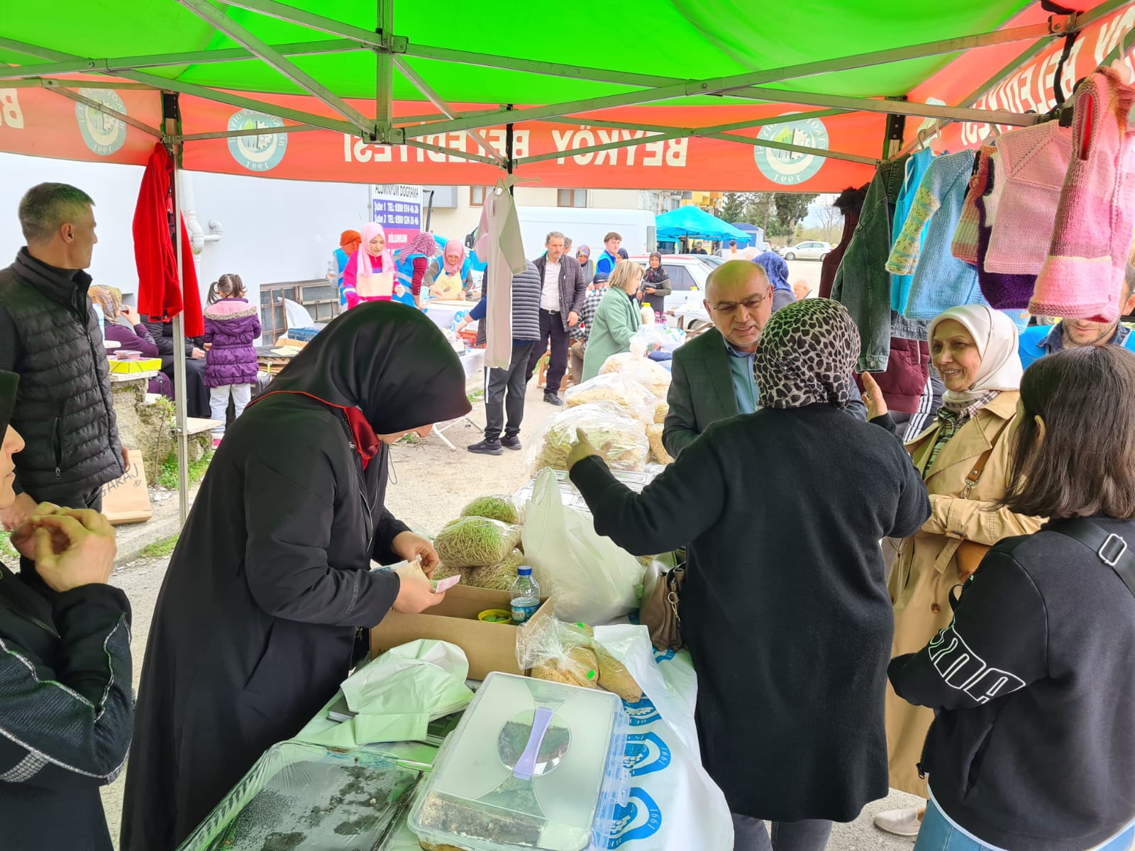 İhtiyaç sahipleri için kendi ürünlerini sattılar