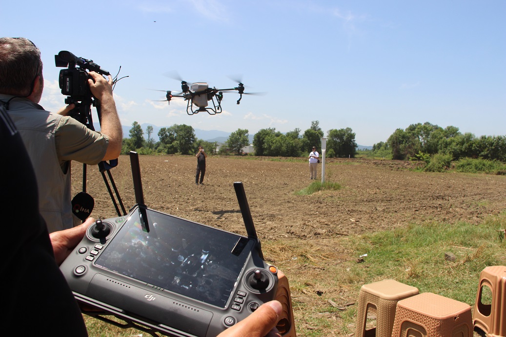 Pirinci tarlaya drone ile ekti