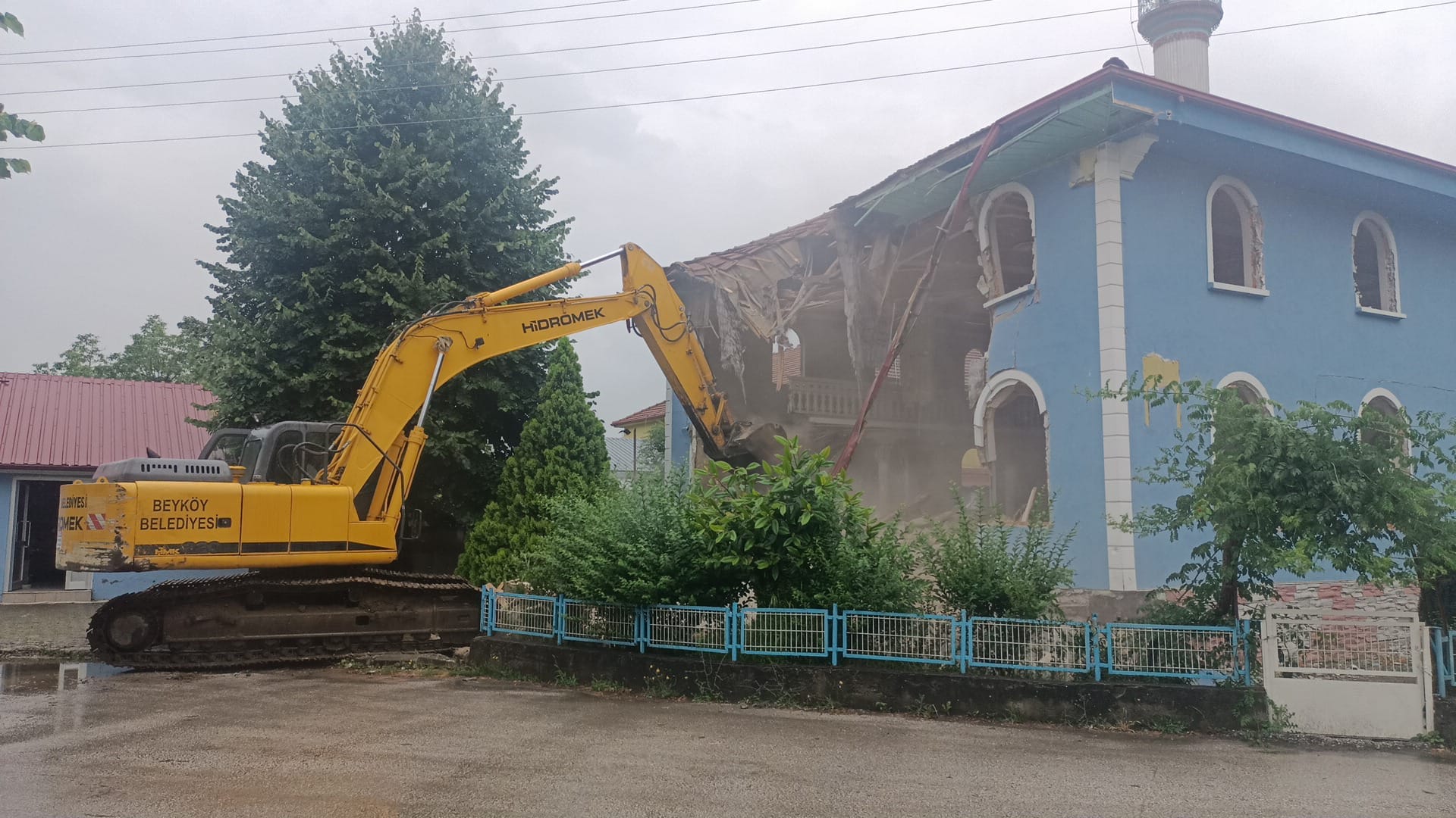 71 yıllık cami ekiplerce yıkıldı