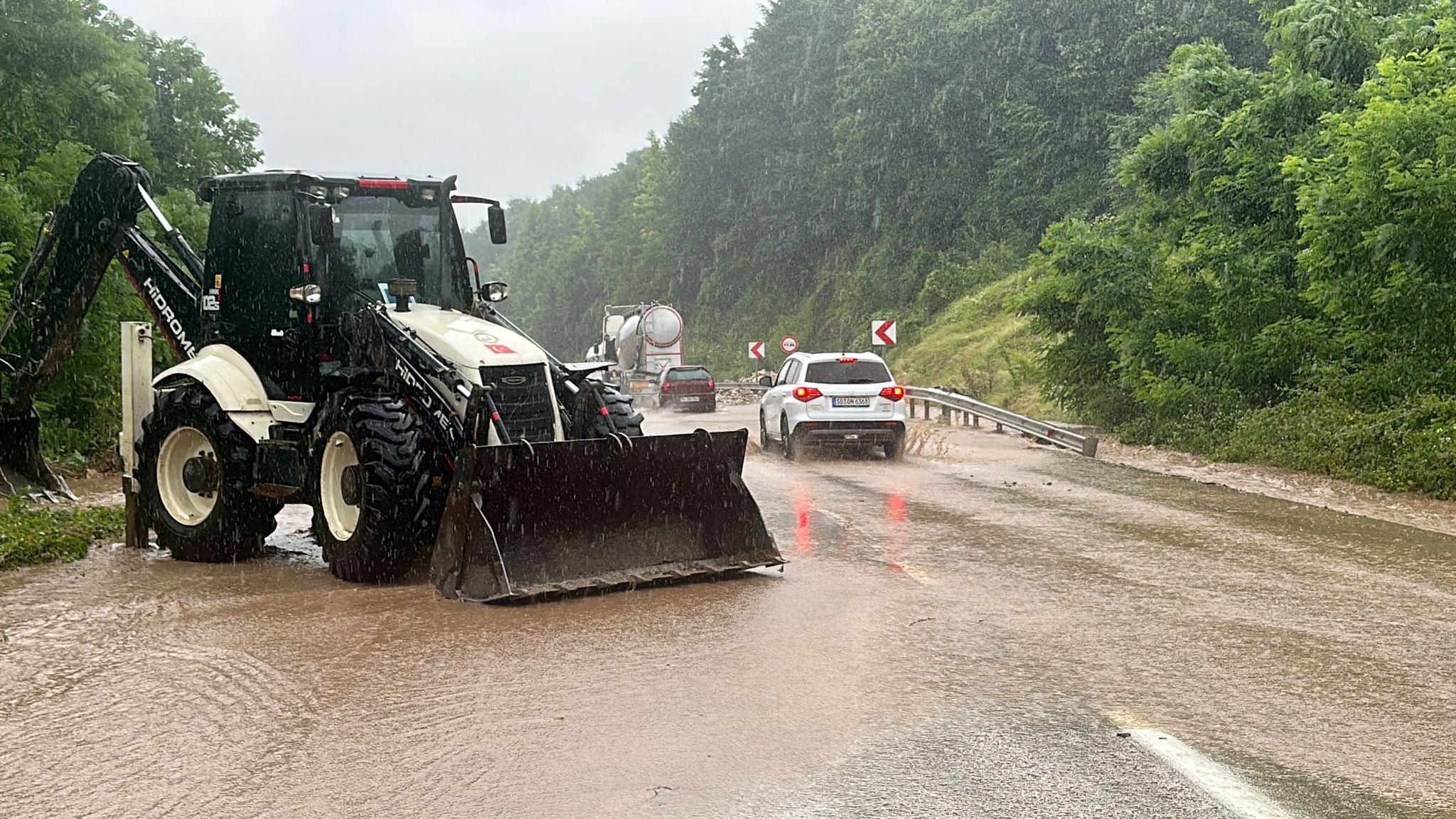 Aşırı yağışlar Yığılca yolunu kısmen trafiğe kapattı