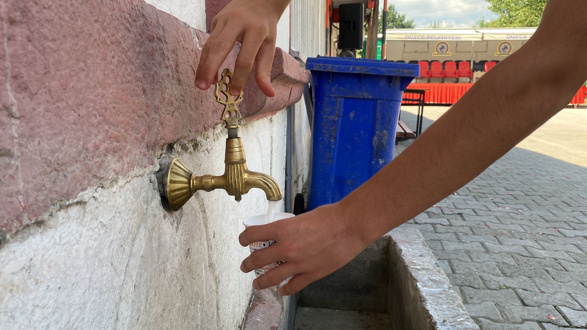 ÇEŞMEDEN SU YERİNE AYRAN AKTI