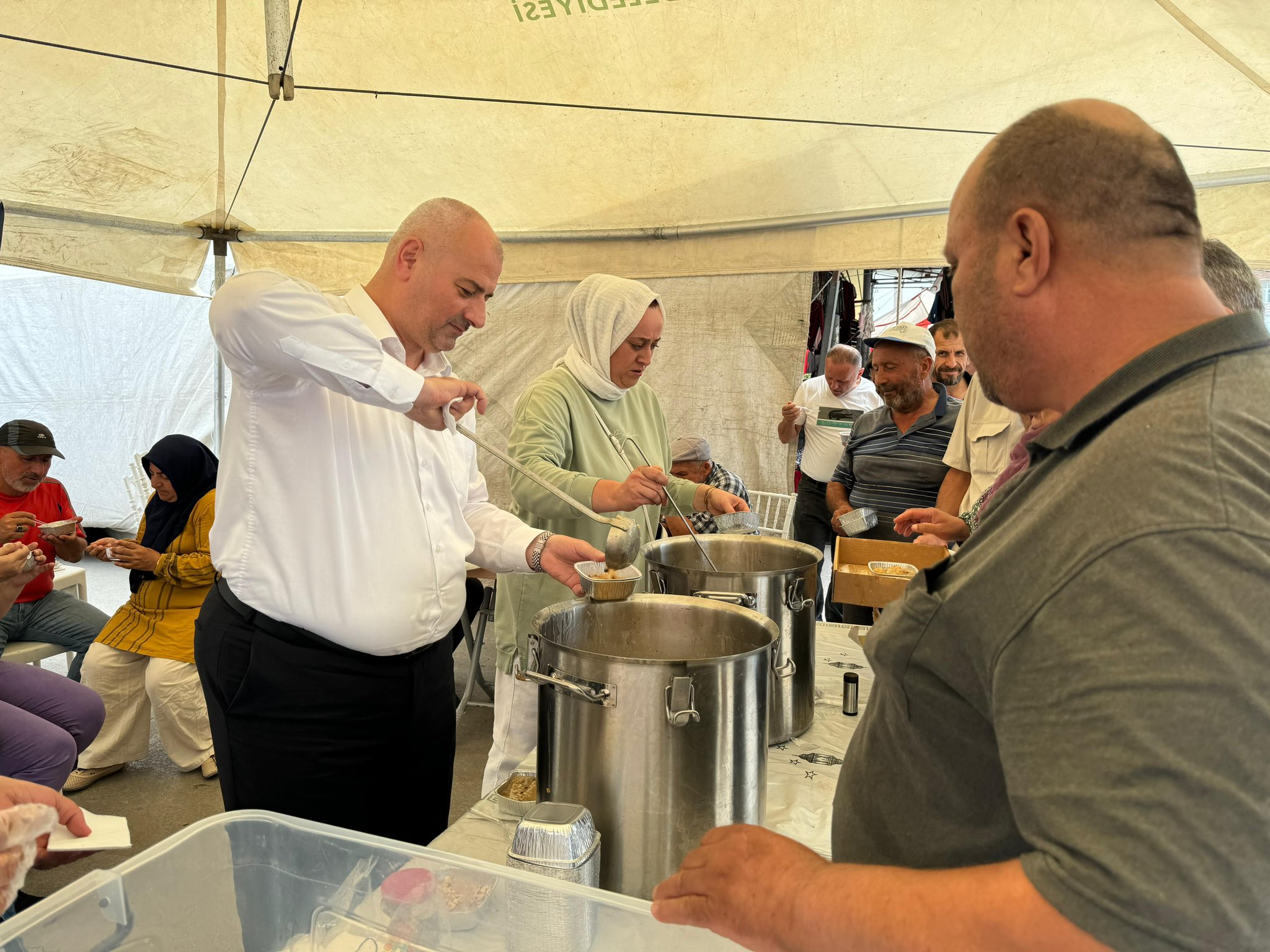 Başkan Yıldız halka elleriyle ikram etti