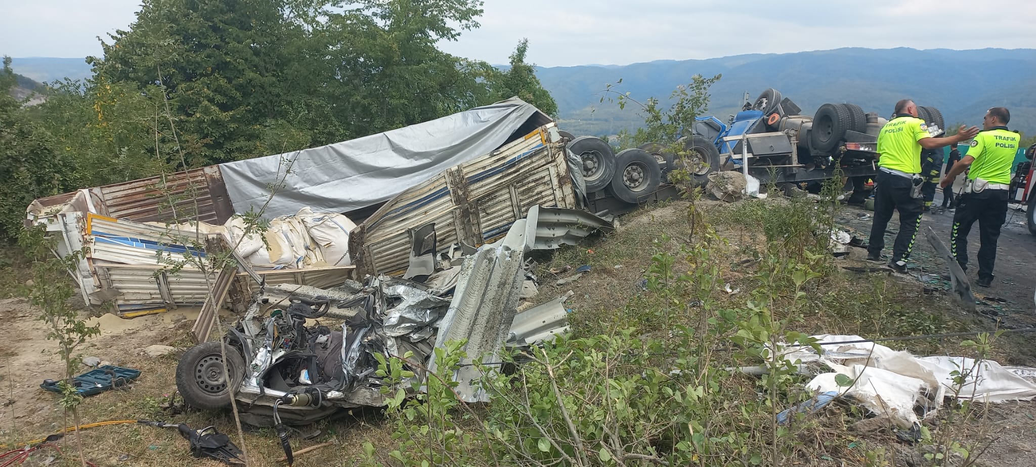 Bolu Dağı korkunç kaza tır otomobili sürükleyerek devrildi 3 ölü 1 yaralı