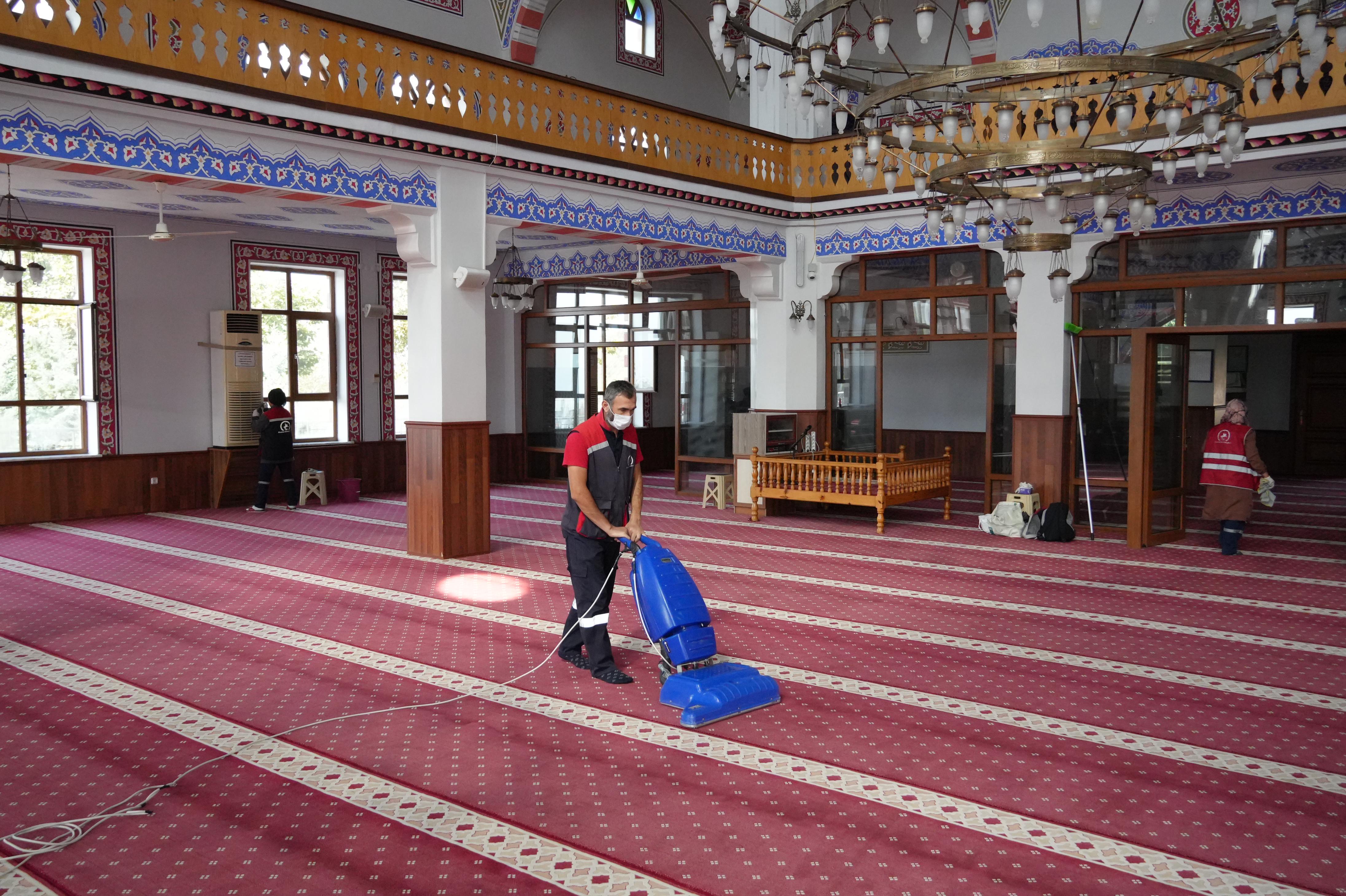 İbadethanelerin temizliği düzenli olarak yapılıyor