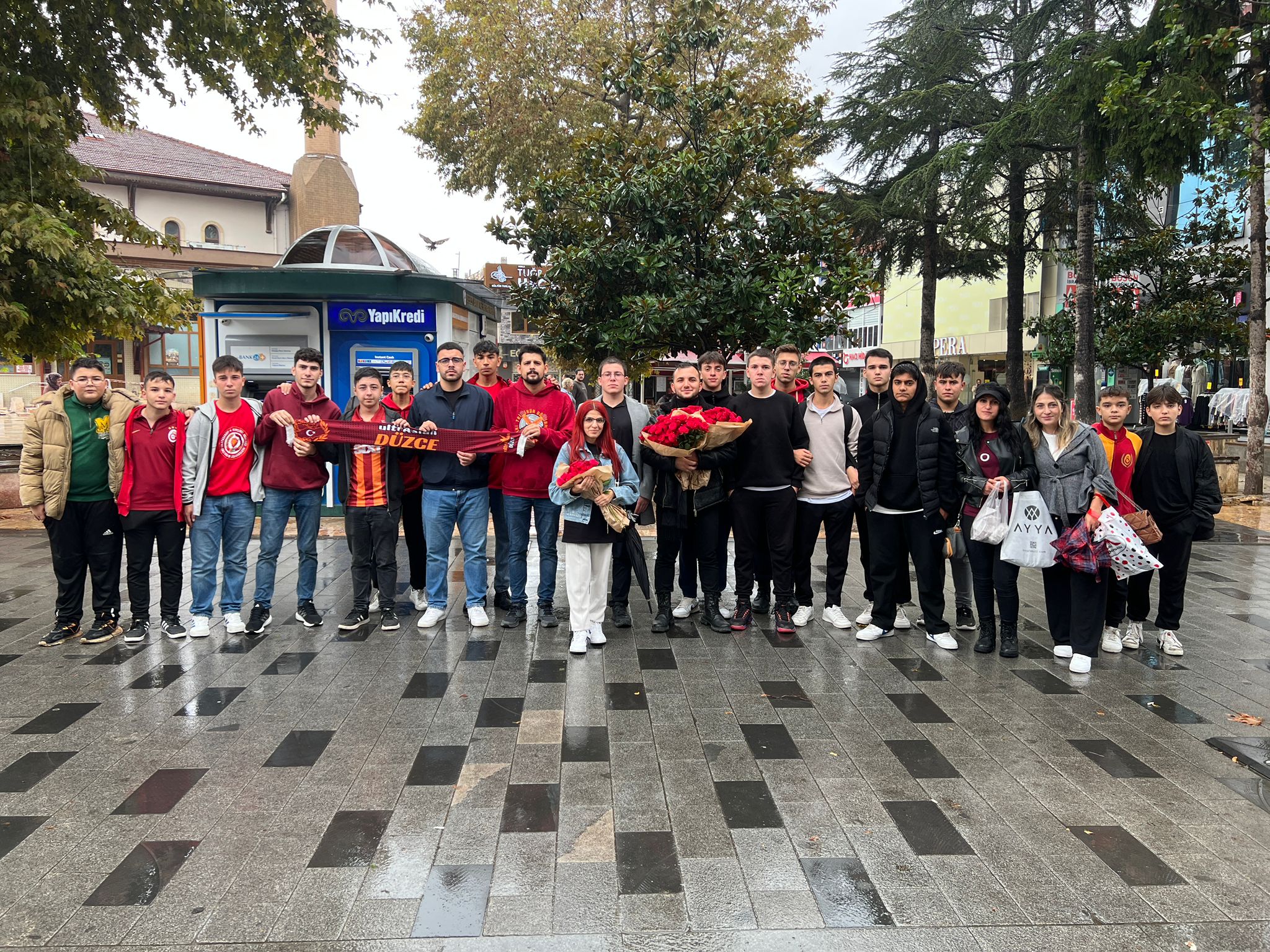 Taraftar grupları kadınlara çiçek verdi