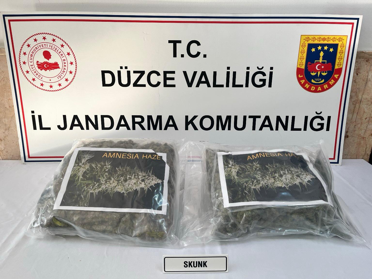 Valizin içinden uyuşturucu çıktı