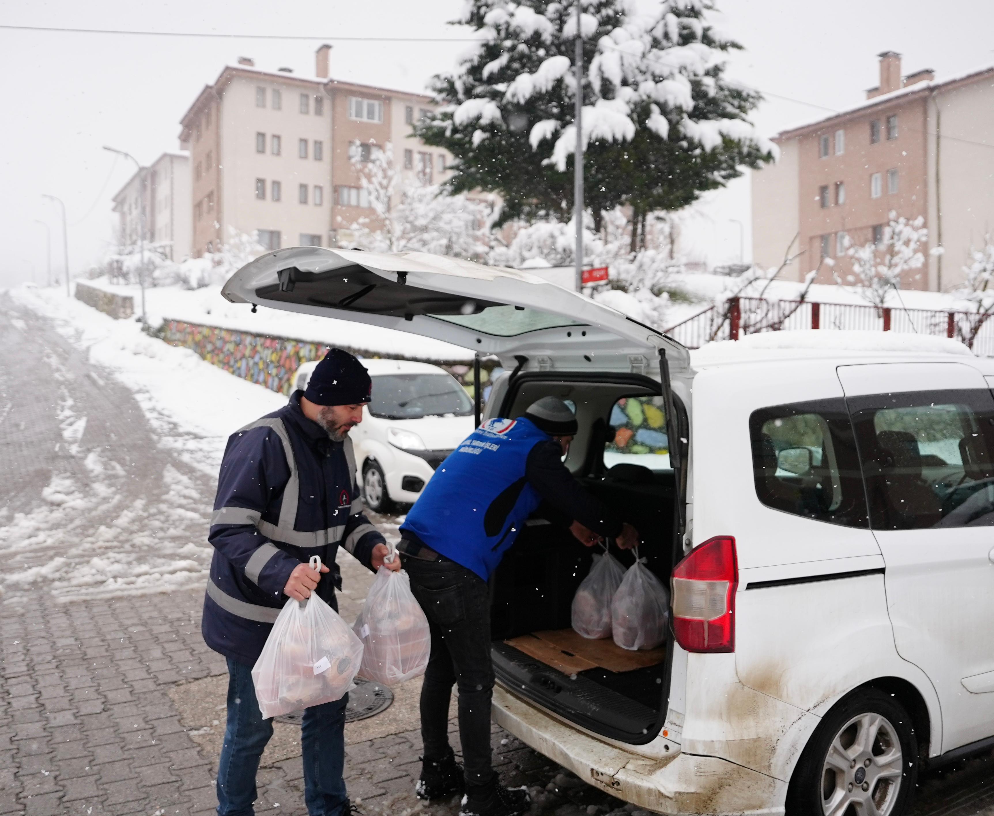 Karlı yolları aşarak ulaştırdılar