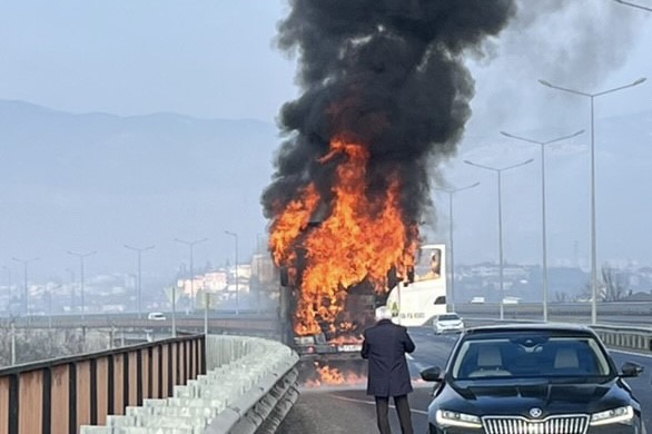 Kamyon ateş topuna döndü