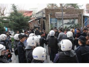 Siirt’te Göstericiler İle Polis Arasında Arbede Çıktı: 2 Polis Yaralandı
