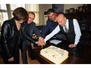 Seferihisar Belediyesi Personellerinden Başkan’a Sürpriz Kutlama