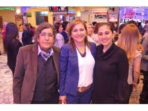 CHP’li Kadınlar Çay Partisinde Eğlendi