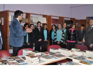 Arpaçay Kaymakamlığı’nca Anadolu Lisesi’ne Kitap Hediye Edildi