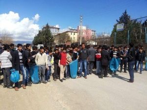 Öğrenciler Mahalleyi Temizledi