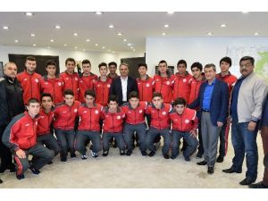 Şampiyon Futbolculardan Başkan Uysal’a Ziyaret