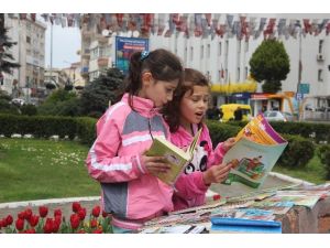 Şehir Meydanında Kitap Okudular