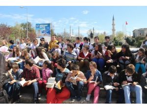 Öğrenciler Edirne’de Atatürk Anıtı Önünde Kitap Okudu