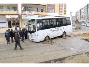 Yol Çöktü Minibüs Çukura Düştü