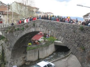 Tarihi Yılanlı Köprü Üzerinde Kitap Okudular