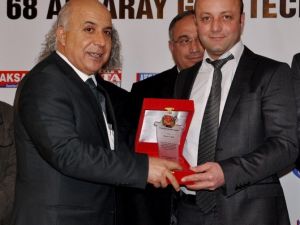 Gazetecilere Plaket Verilerek Rozet Takıldı