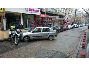 Kaldırımlar Otopark Oldu