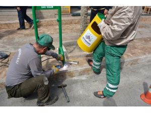 Kaldırımlara Çöp Kutuları Yerleştiriliyor