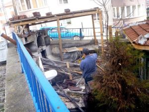 Kışın Yoğun Kar Yağışından Çöken Kamelyanın Çatısı Onarılıyor