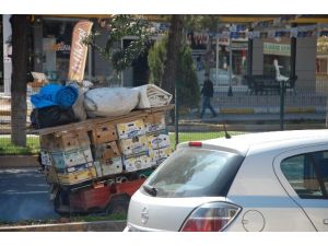 Aşırı Yük Alan Sepetli Motosiklet, Kazaya Davetiye Çıkarıyor