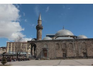 Lalapaşa Camii, Restorasyon Nedeniyle 1 Yıl İbadete Kapatılacak