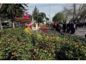 Geleneksel Lale Dağıtım Töreni AKM Önünde Gerçekleştirildi