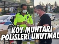 Köy muhtarı polislerin bayramını kutladı