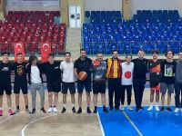 Gençlerle basket oynadılar