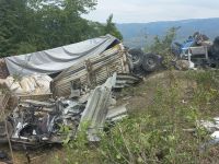 Bolu Dağı korkunç kaza tır otomobili sürükleyerek devrildi 3 ölü 1 yaralı