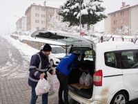 Karlı yolları aşarak ulaştırdılar