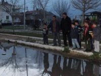 Cadde “Göl”de Balık Tutmaya Çalıştılar